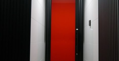 赤いエントランスの家イメージ1