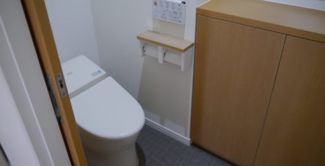 シンプルな収納上手なトイレ